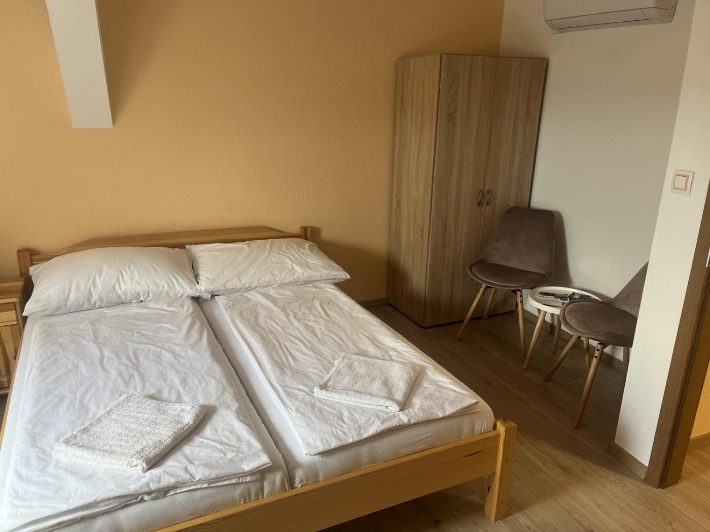 Bed and Breakfast Vt6 House & Restaurant Znojmo Esterno foto